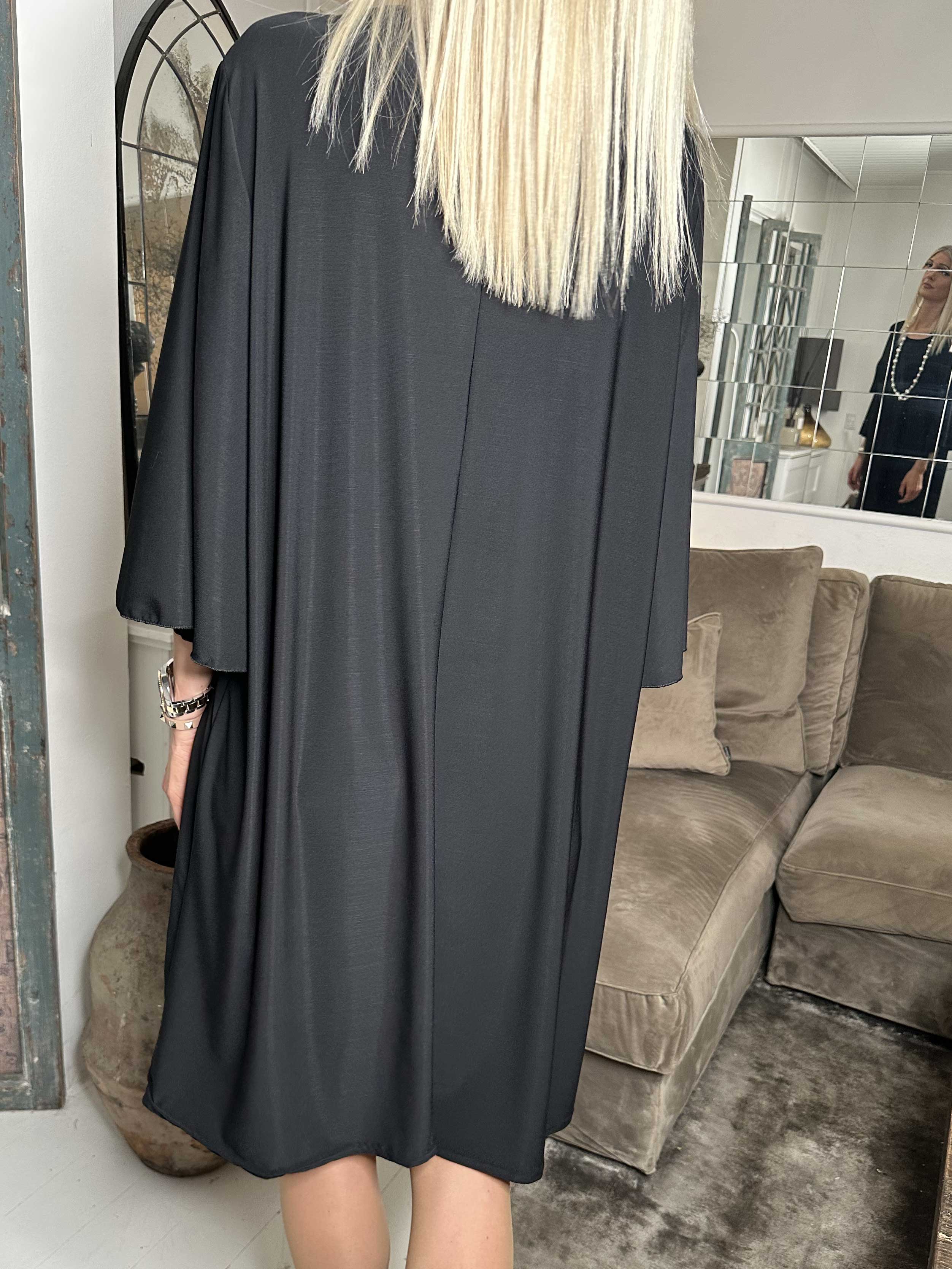 Noemi - Løs plain kjole med vidde ærmer